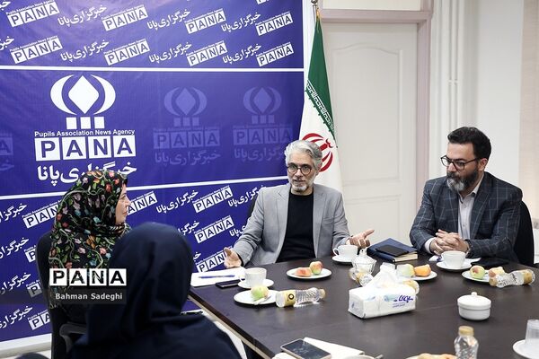 دومین میزگرد دانش‌آموزی با موضوع  بررسی نقش والدین در تربیت کودک فلسفی