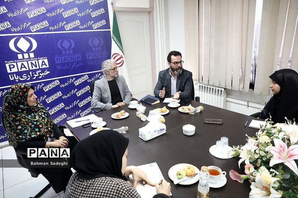 دومین میزگرد دانش‌آموزی با موضوع  بررسی نقش والدین در تربیت کودک فلسفی