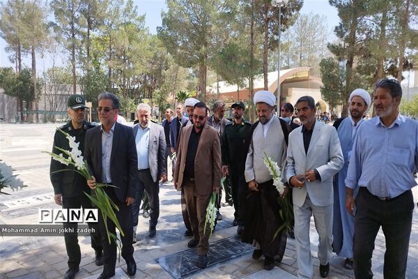 مراسم گلباران شهدا در امامزاده عماد شهرستان رباط کریم
