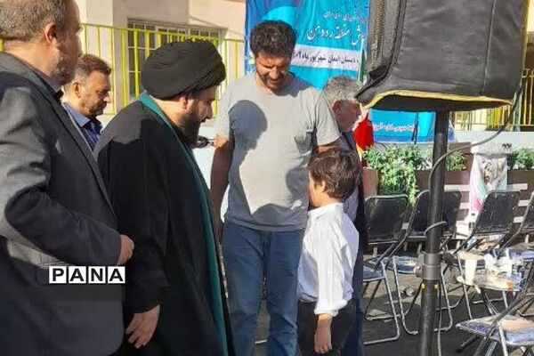 آیین افتتاح زمین‌چمن و چهارباب مغازه دبستان ایمان در رودهن