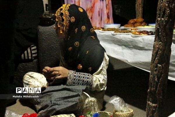 بازدید مشاور امور بانوان وزیر آموزش و پرورش از غرفه‌  دانش آموزی صنایع‌دستی و خوراکی استان سیستان و بلوچستان