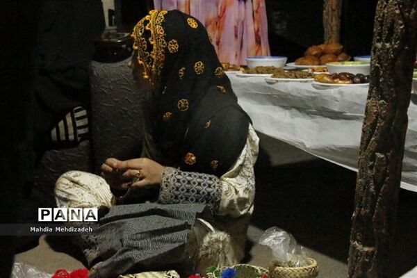 بازدید مشاور امور بانوان وزیر آموزش و پرورش از غرفه‌  دانش آموزی صنایع‌دستی و خوراکی استان سیستان و بلوچستان