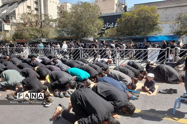 اقامه نماز ظهر و عصر اربعین حسینی در خیابان امام رضا(ع) مشهد مقدس