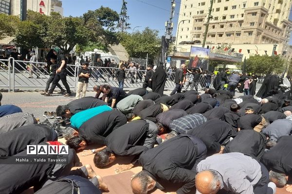 اقامه نماز ظهر و عصر اربعین حسینی در خیابان امام رضا(ع) مشهد مقدس