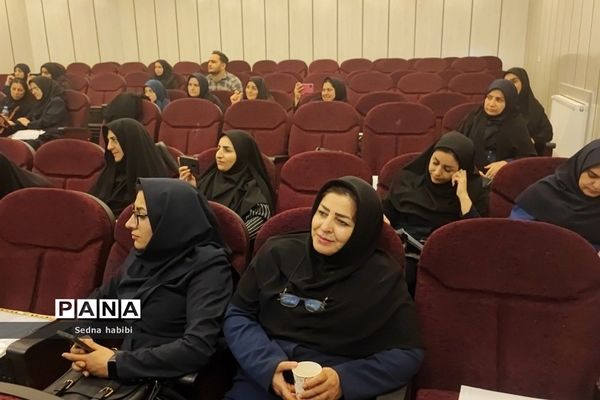 برگزاری کلاس نقالی و شاهنامه خوانی در دوره‌توانمندسازی هنرهای نمایشی در رودهن