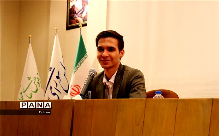 مهاجرت دائمی نخبگان از کشور خیانت به ملت ایران است