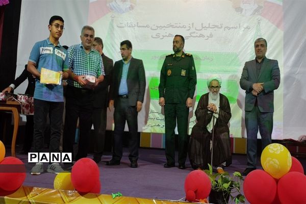 تجلیل از منتخبان فرهنگی هنری و دانایی و توانایی در قائمشهر