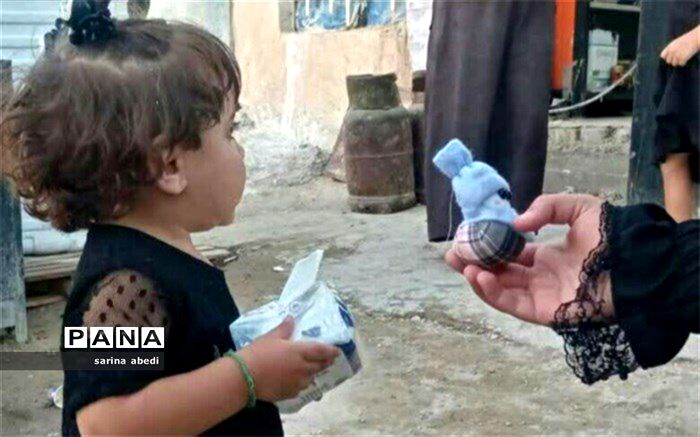 اهدا هدایای دختران ناحیه 7 مشهد مقدس به کودکان عراقی