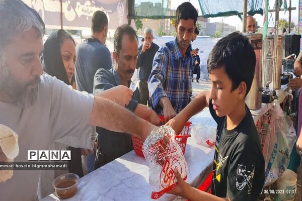 ارائه خدمات موکب‌ها به زائران حسینی  در مسیر کربلا