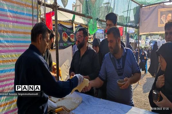 ارائه خدمات موکب‌ها به زائران حسینی  در مسیر کربلا