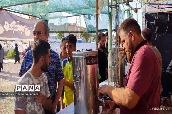 ارائه خدمات موکب‌ها به زائران حسینی  در مسیر کربلا