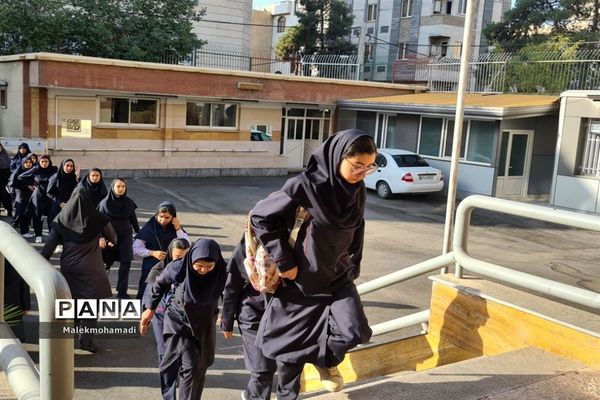 مانور بازگشایی مدرسه در دبیرستان فرهنگ منطقه ۱۳