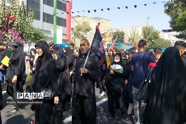 حضور گسترده مردم شهرستان قرچک در پیاده روی جاماندگان اربعین حسینی