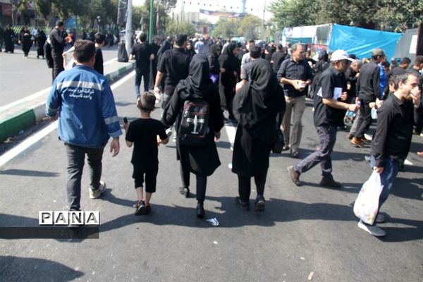 پیاده‌روی اربعین با حضور جمعی از مردم در شهرری