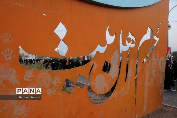 پیاده‌روی مردم قم در اربعین حسینی(ع)