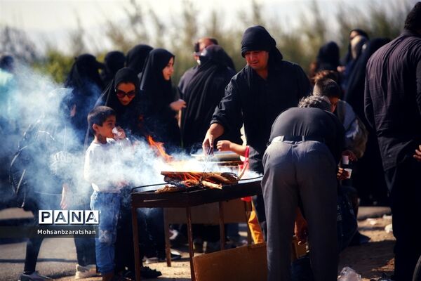 پیاده‌روی جاماندگان اربعین حسینی درشهر دانسفهان دراستان قزوین