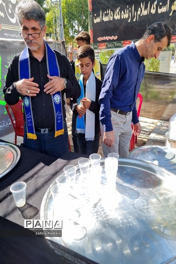 خدمات‌رسانی موکب دانش‌آموزان خراسان شمالی به جاماندگان حسینی