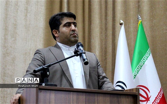 مدیر، راهبر و سیاست‌گذار اصلی مدرسه است