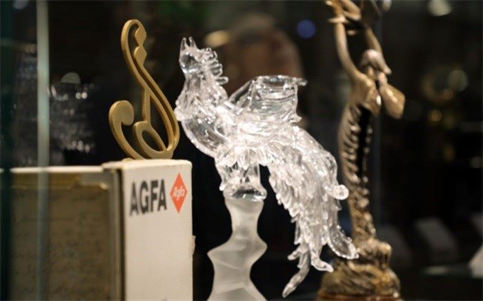 سیمرغ‌ها و تندیس‌های «محمدرضا دلپاک» در موزه سینمای ایران