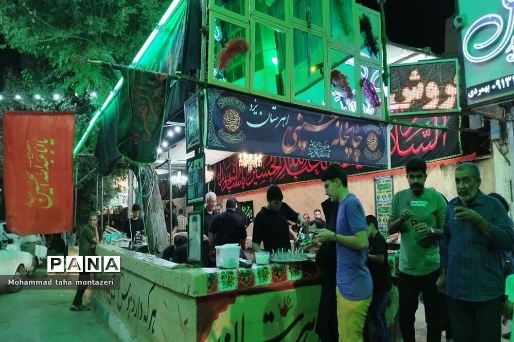 پذیرایی از مردم در چایخانه حسینی اهرستان یزد