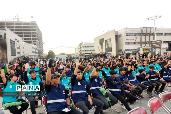 نوجوانان مشهدی خادم زائران و مجاوران امام مهربانی‌ها