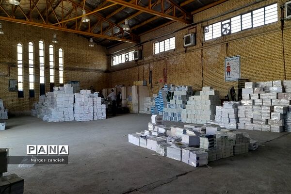 توزیع کتاب‌های آموزشی در هنرستان شهید چمران ملارد