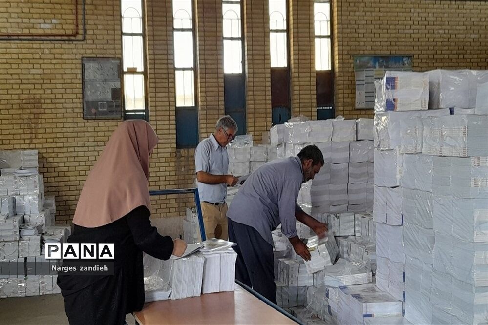 توزیع کتاب‌های آموزشی در هنرستان شهید چمران ملارد