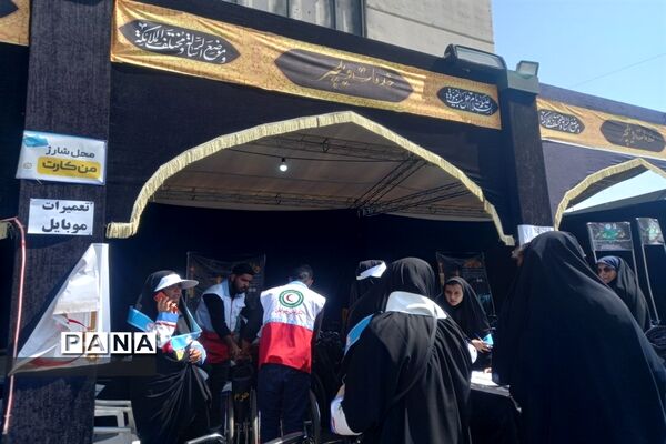 خدمت‌رسانی موکب داران و عاشقان حسینی به زائران امام رضا (ع) در عرصه میدان شهدا