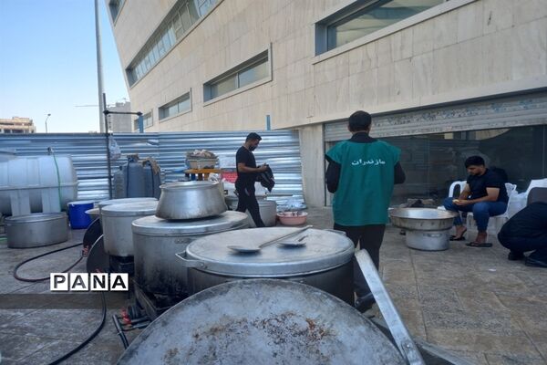 خدمت‌رسانی موکب داران و عاشقان حسینی به زائران امام رضا (ع) در عرصه میدان شهدا