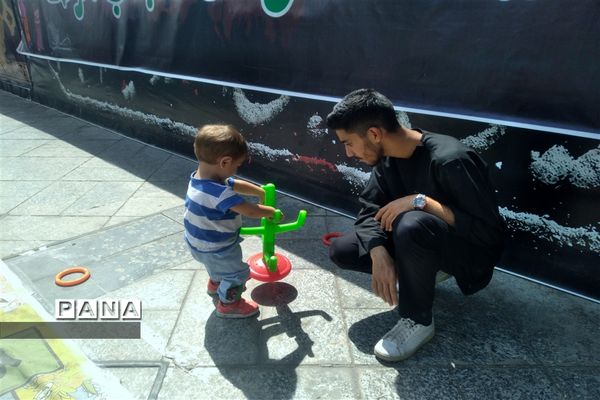 خدمت‌رسانی موکب داران و عاشقان حسینی به زائران امام رضا (ع) در عرصه میدان شهدا