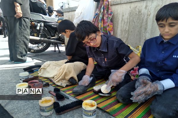 خدمت‌رسانی موکب داران و عاشقان حسینی به زائران امام رضا (ع) در عرصه میدان شهدا