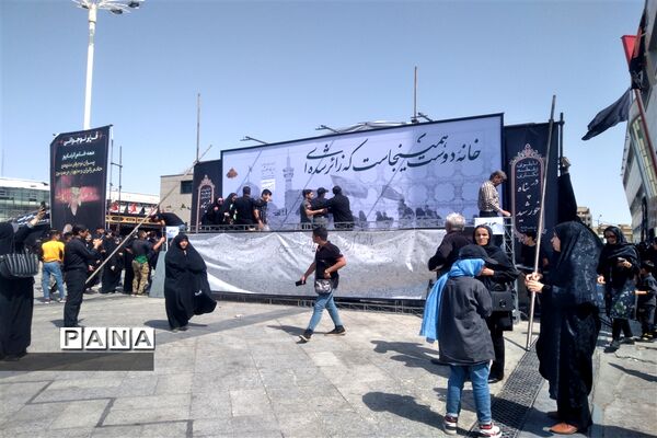خدمت‌رسانی موکب داران و عاشقان حسینی به زائران امام رضا (ع) در عرصه میدان شهدا