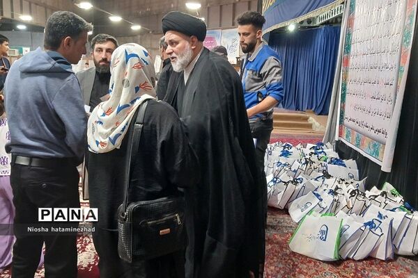 اهدای لوازم التحریر در آستانه سال تحصیلی جدید به دانش‌آموزان کم‌بضاعت در بهارستان 2
