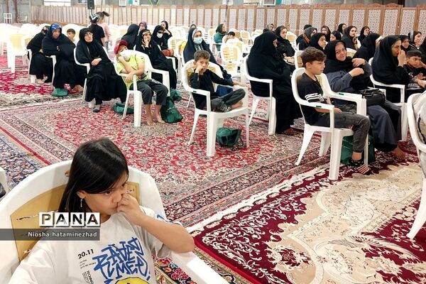 اهدای لوازم التحریر در آستانه سال تحصیلی جدید به دانش‌آموزان کم‌بضاعت در بهارستان 2
