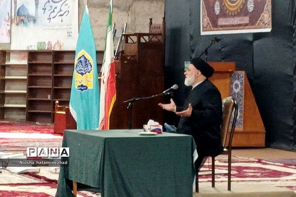 اهدای لوازم التحریر در آستانه سال تحصیلی جدید به دانش‌آموزان کم‌بضاعت در بهارستان 2