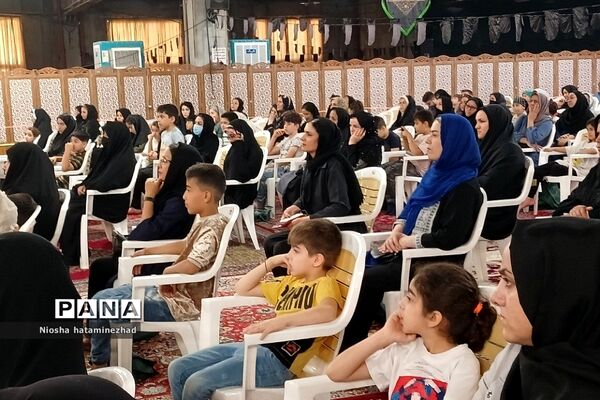 اهدای لوازم التحریر در آستانه سال تحصیلی جدید به دانش‌آموزان کم‌بضاعت در بهارستان 2