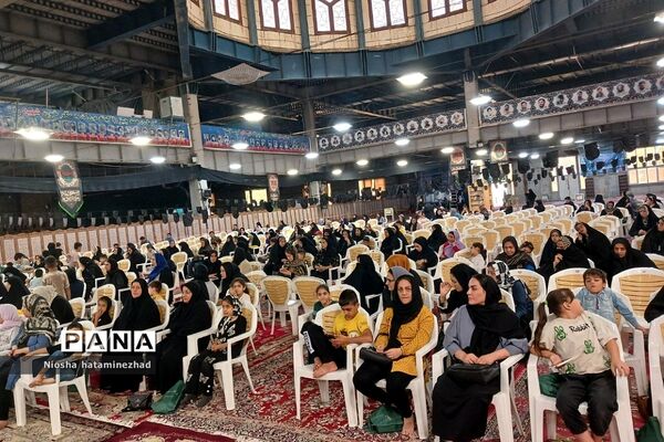 اهدای لوازم التحریر در آستانه سال تحصیلی جدید به دانش‌آموزان کم‌بضاعت در بهارستان 2