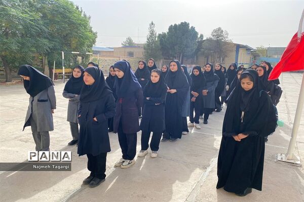 مانور شروع مدرسه در سال تحصیلی جدید برای دانش‌آموزان جدیدالورود در دبیرستان نمونه دولتی آمنه ( س)