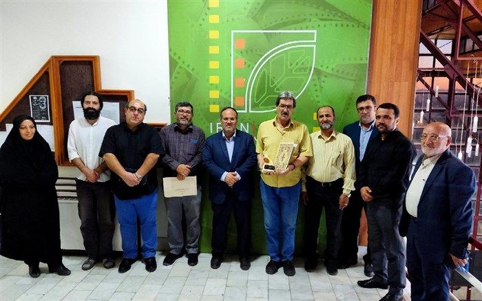 اعطای نشان «قیزیل‌سان» به پیشکسوت عرصه دوبله زنجان