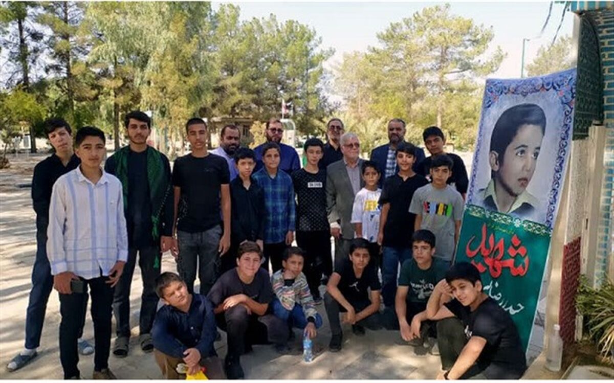ادای احترام جمعی از دانش‌آموزان قم به مزار نوجوان شهید «حیدر رضایی»