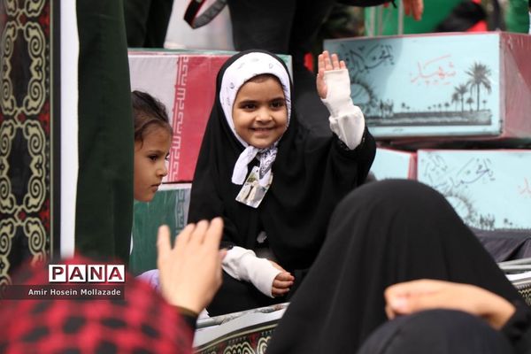 استقبال مردم ارومیه از 24 شهید تازه تفحص شده