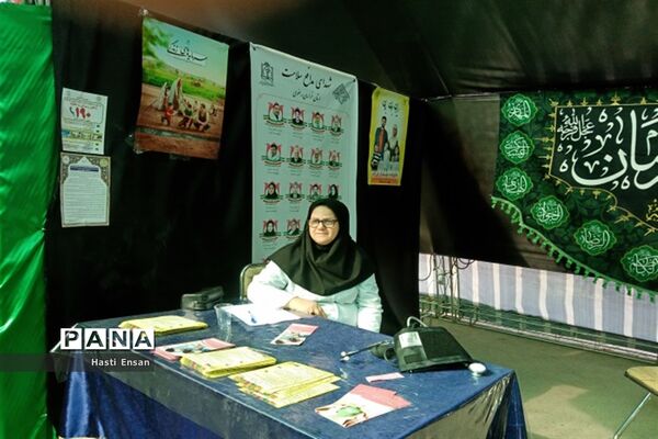 میزبانی خادمان مشهدی از زائران حضرت ثامن الحجج