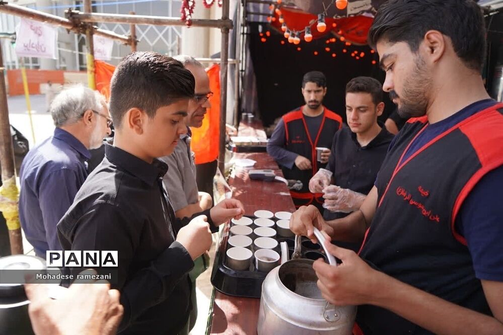 خدمت‌رسانی زائران پیاده‌رضوی در پایانه مسافر بری امام رضا (ع)
