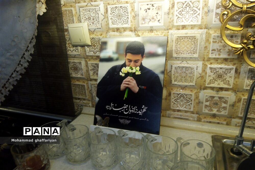 دیدار کاروان پیاده بسیج دانش‌آموزی با مادر شهید  «دانیال رضازاده»