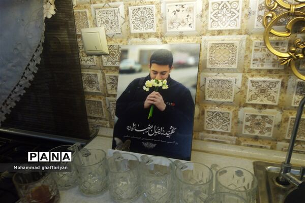 دیدار کاروان پیاده بسیج دانش‌آموزی با مادر شهید  «دانیال رضازاده»