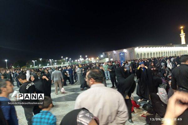 حضور پرشور محبان اهل بیت در مشهد مقدس و برپایی موکب‌های پذیرایی از زائران