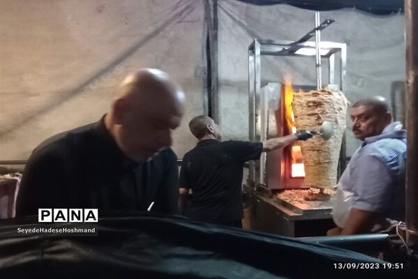 حضور پرشور محبان اهل بیت در مشهد مقدس و برپایی موکب‌های پذیرایی از زائران