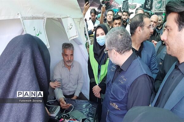 استقبال از  زائران با پای پیاده در راه مشهد الرضا
