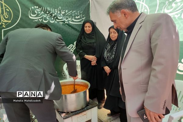 بازدید رئیس آموزش و پرورش ناحیه ۶ از غرفه‌های خدمت‌رسانی به زائران حرم مطهر رضوی