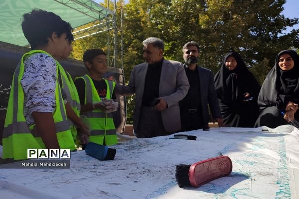 بازدید رئیس آموزش و پرورش ناحیه ۶ از غرفه‌های خدمت‌رسانی به زائران حرم مطهر رضوی